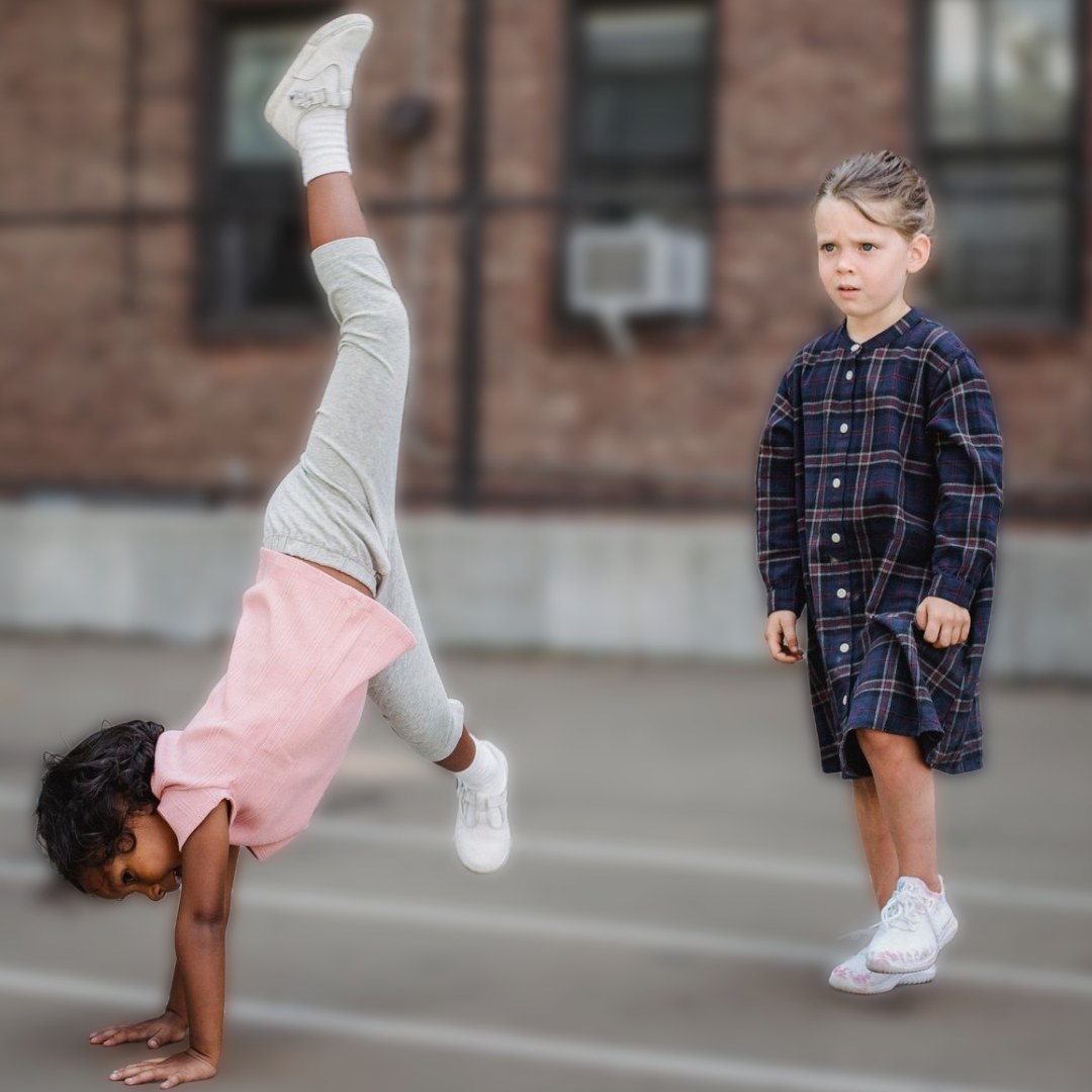 Niñas haciendo la rueda - moda deportiva junior